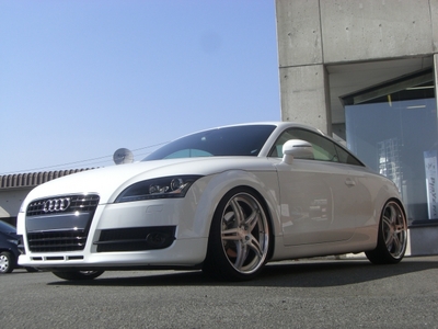 AUDI アウディ　TT