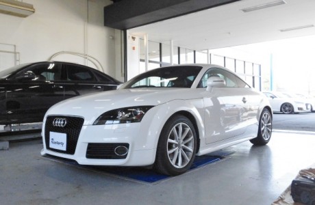 AUDI TT 8J TTSヘッドライト&TTS/TTRSサイドスカート&TTRS純正フロントグリル&DSGオイル&プラグ交換！！