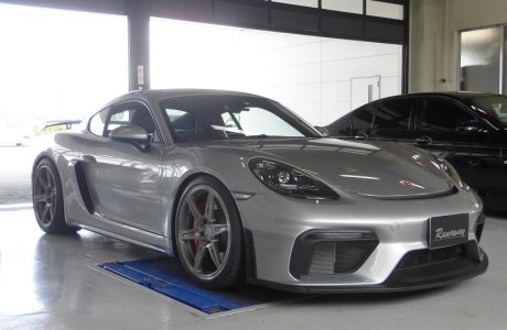 ポルシェ PORSCHE 718 CAYMAN ケイマン GT4 アクラポビッチ（AKRAPOVIC）チタンマフラー＆P1 DESIGNS製 ウレタン付きシートインサート＆IDI プレミアムコンフォート 取り付け！！