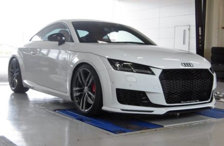 AUDI アウディ TT 8S 2.0TFSI クワトロ RSスタイルフロントグリル＆本国純正ブラックエンブレムセット＆TTS 8S純正ブレーキキット取り付け！！