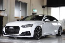 AUDI アウディ S5 B9 スポーツバック RSスタイルフロントグリル＆RSTステアリングパドル取り付け！！
