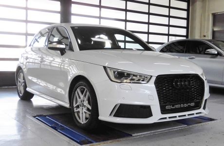 AUDI S1 8X スポーツバック RSスタイルフロントグリル取り付け！！
