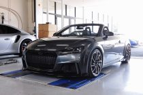 AUDI アウディ TTRS 8S ロードスター RSTオールアルカンターラステアリング＆RSTエアバックカバー取り付け！！